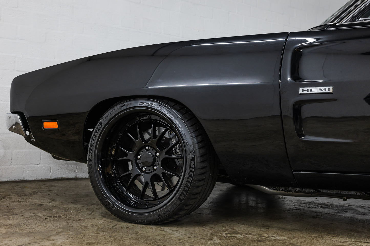 1969 Dodge Charger R/T 528 Hemi Restomod - 4400 kms showing