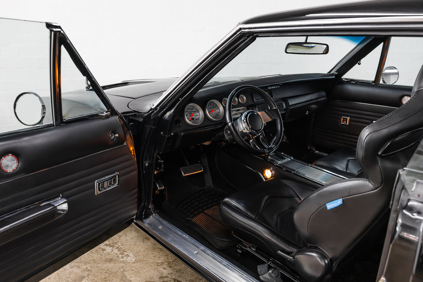 1969 Dodge Charger R/T 528 Hemi Restomod - 4400 kms showing