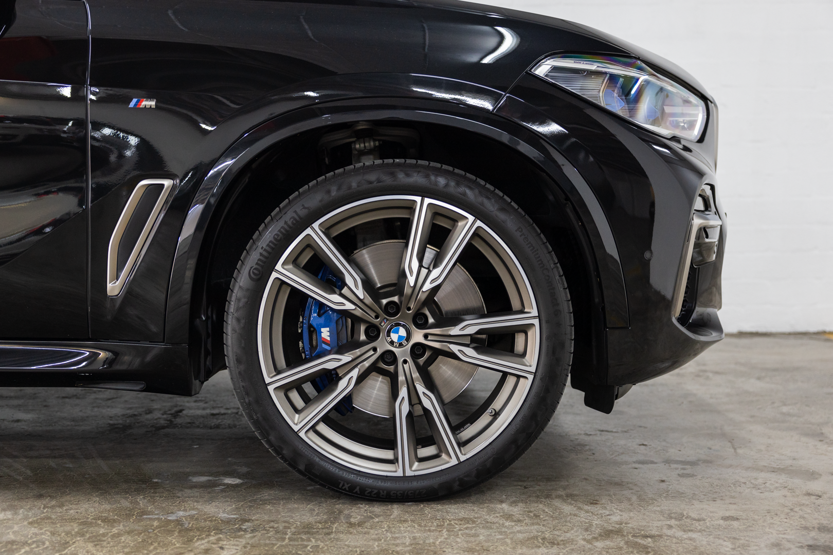 Close up of a BMW X5 M50i Wheel and M sport brakes