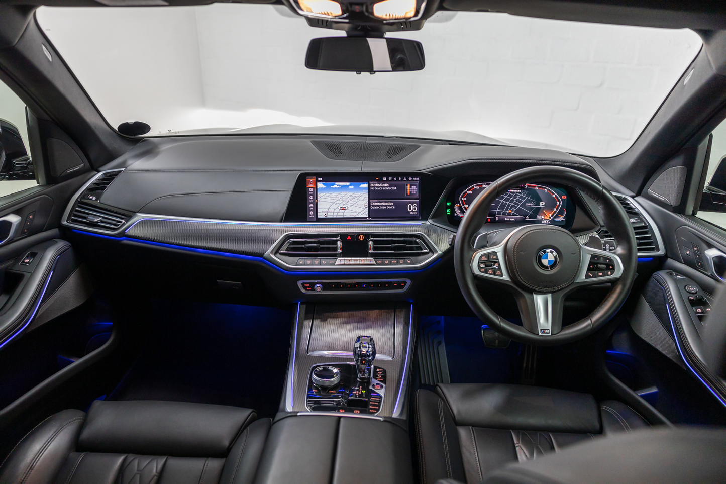 dashboard of the BMW X5 M50i with Wireless apple car play and andriod auto