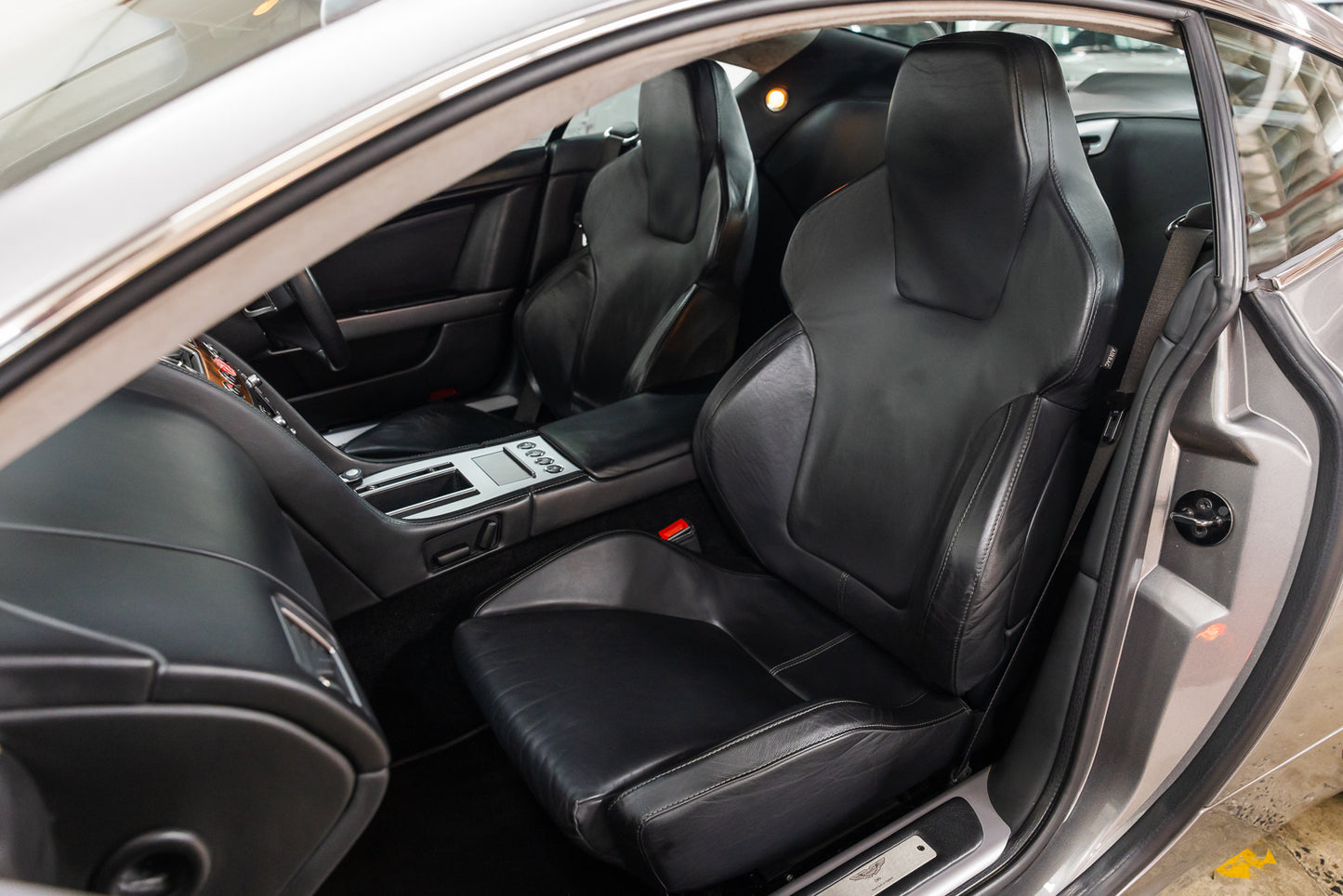 Aston Martin DB9 Passenger seat 