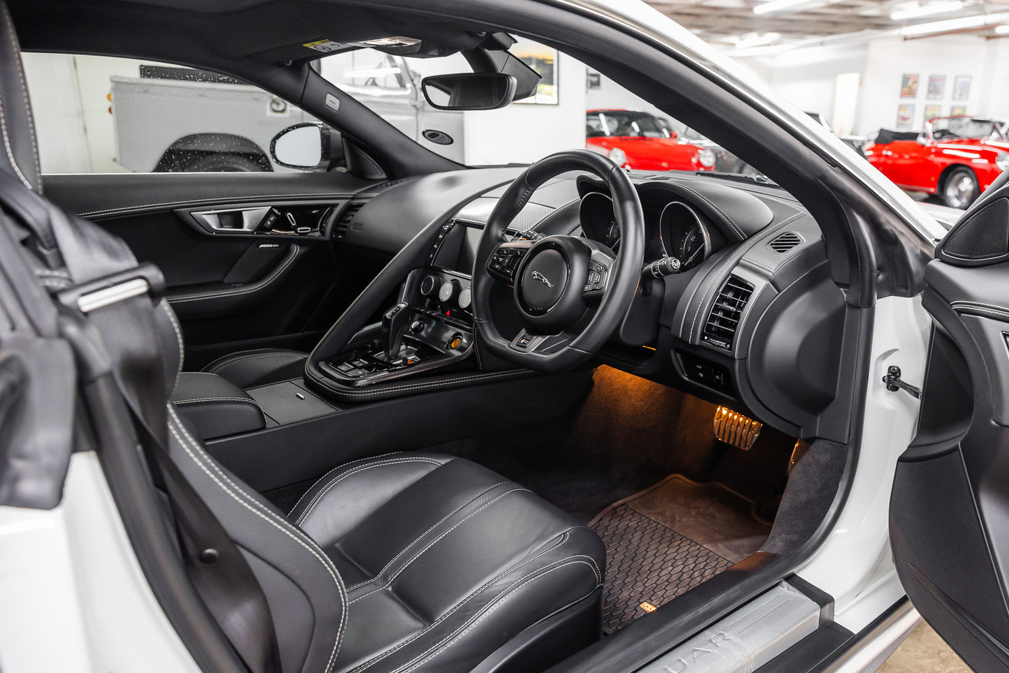 2015 Jaguar F Type R - V8 RWD - 14 100kms