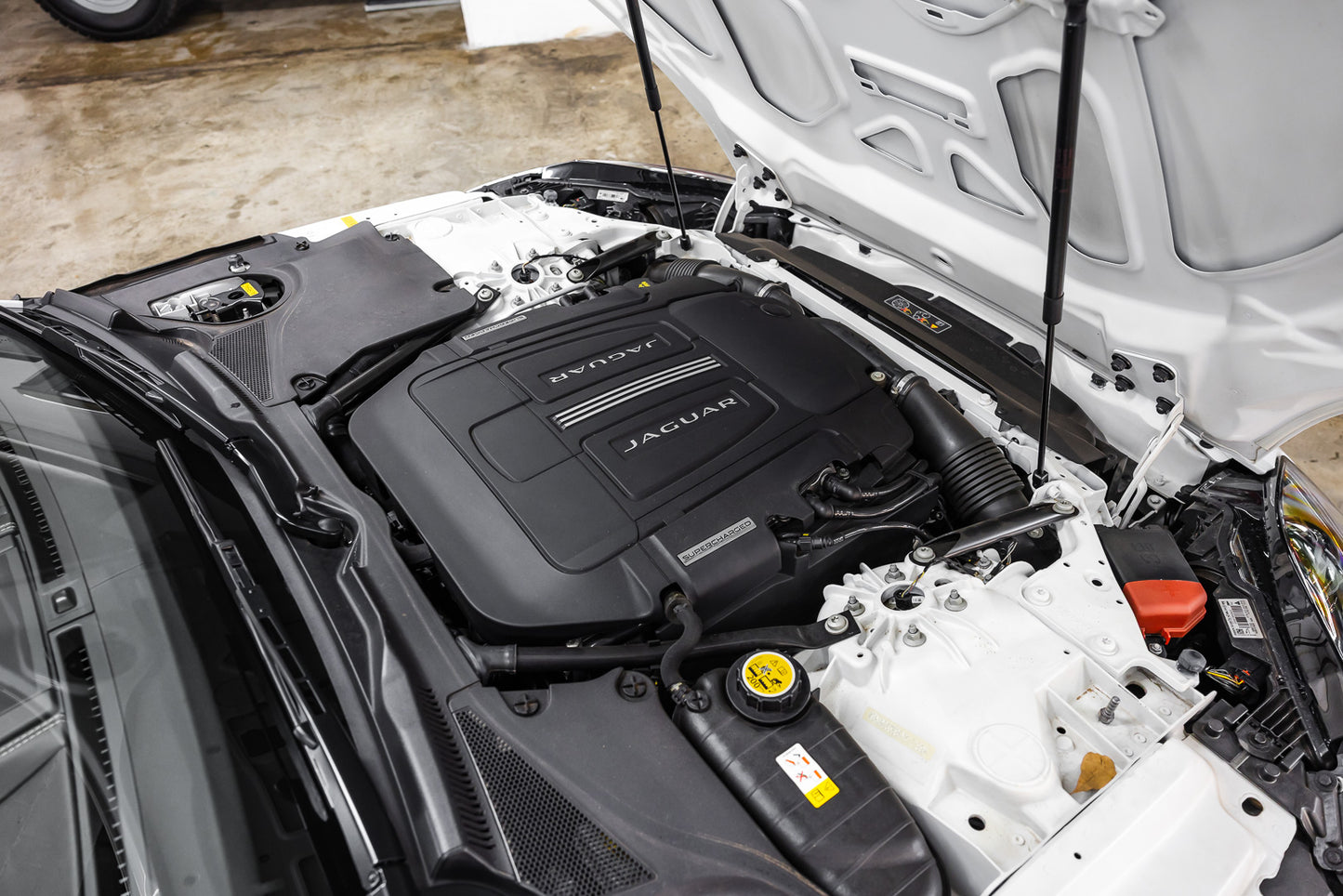 2015 Jaguar F Type R - V8 RWD - 14 100kms