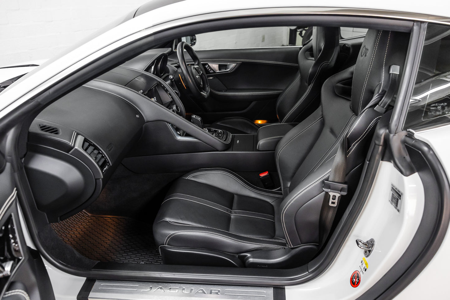 2015 Jaguar F Type R - V8 RWD - 14 100kms