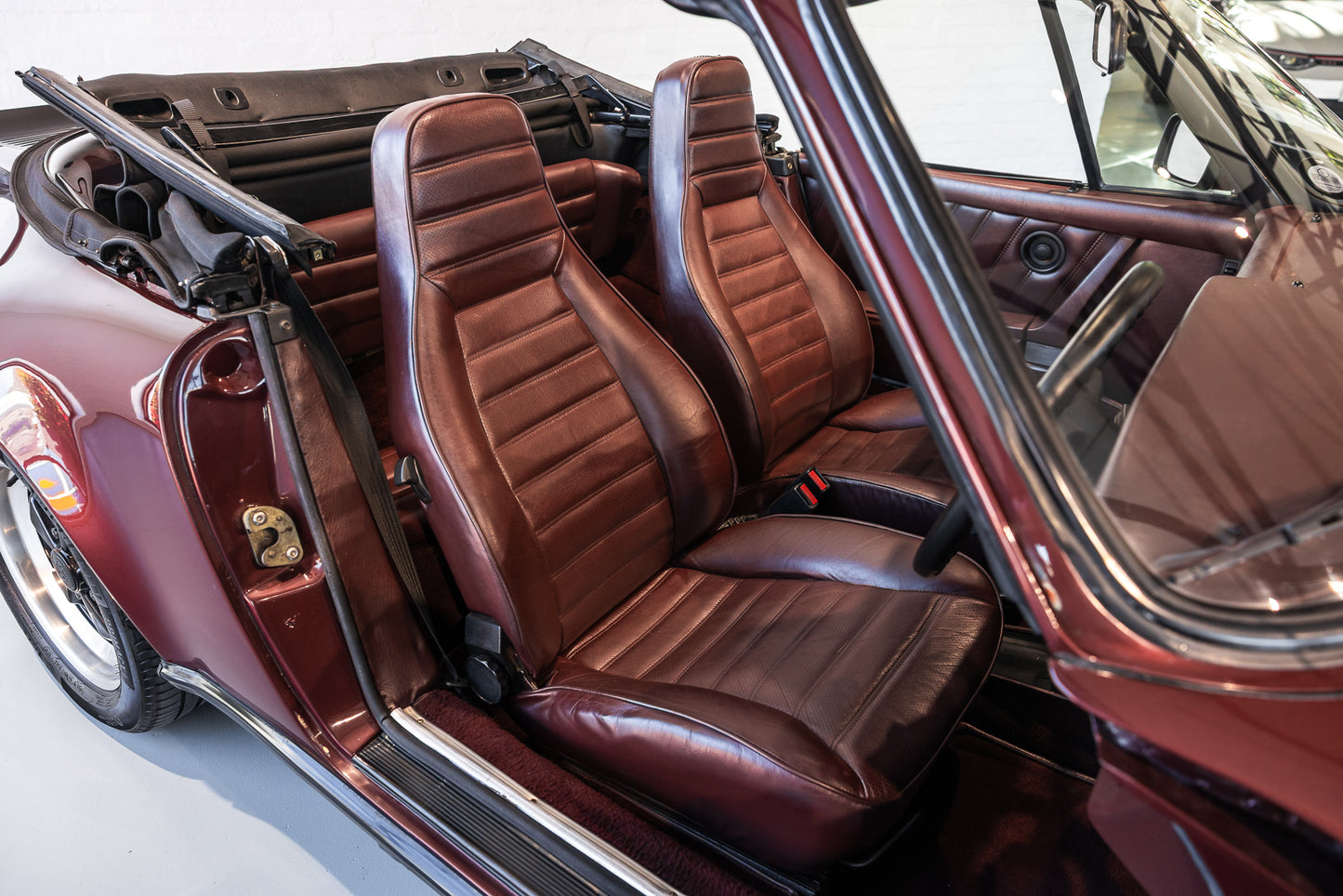 1984 Porsche 911 Carrera Cabriolet - 129 246 miles