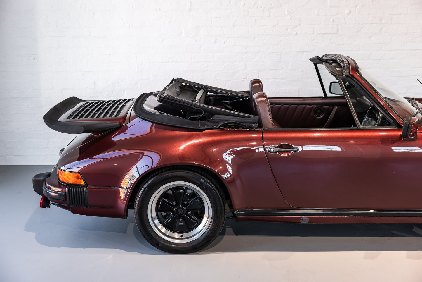 1984 Porsche 911 Carrera Cabriolet - 129 246 miles