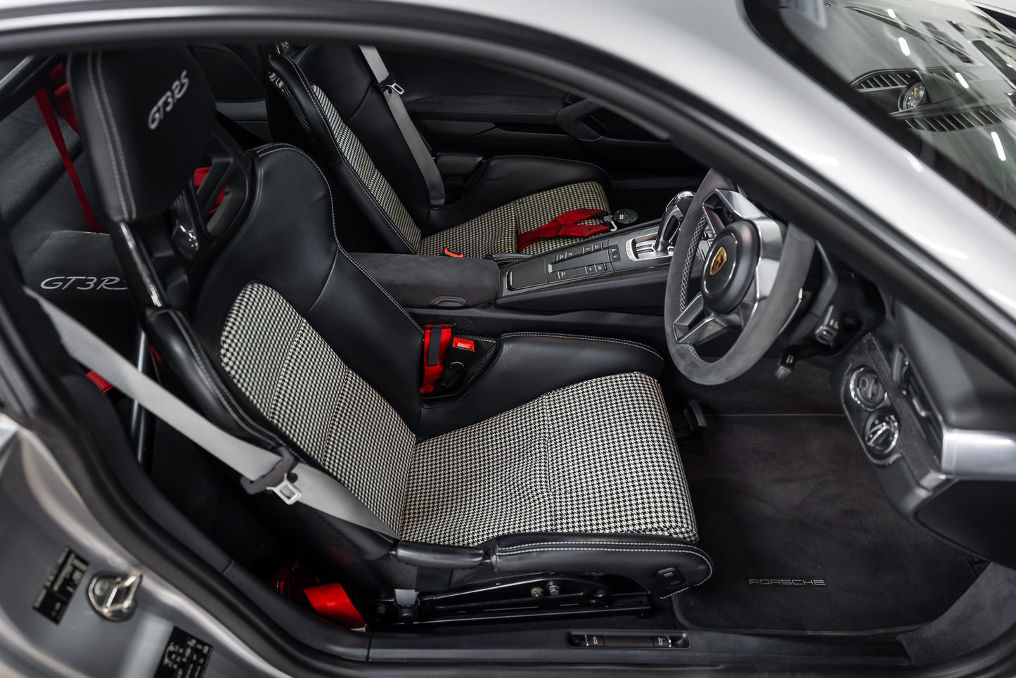 Porsche Carbon Bucket Seat with hound tooth inserts