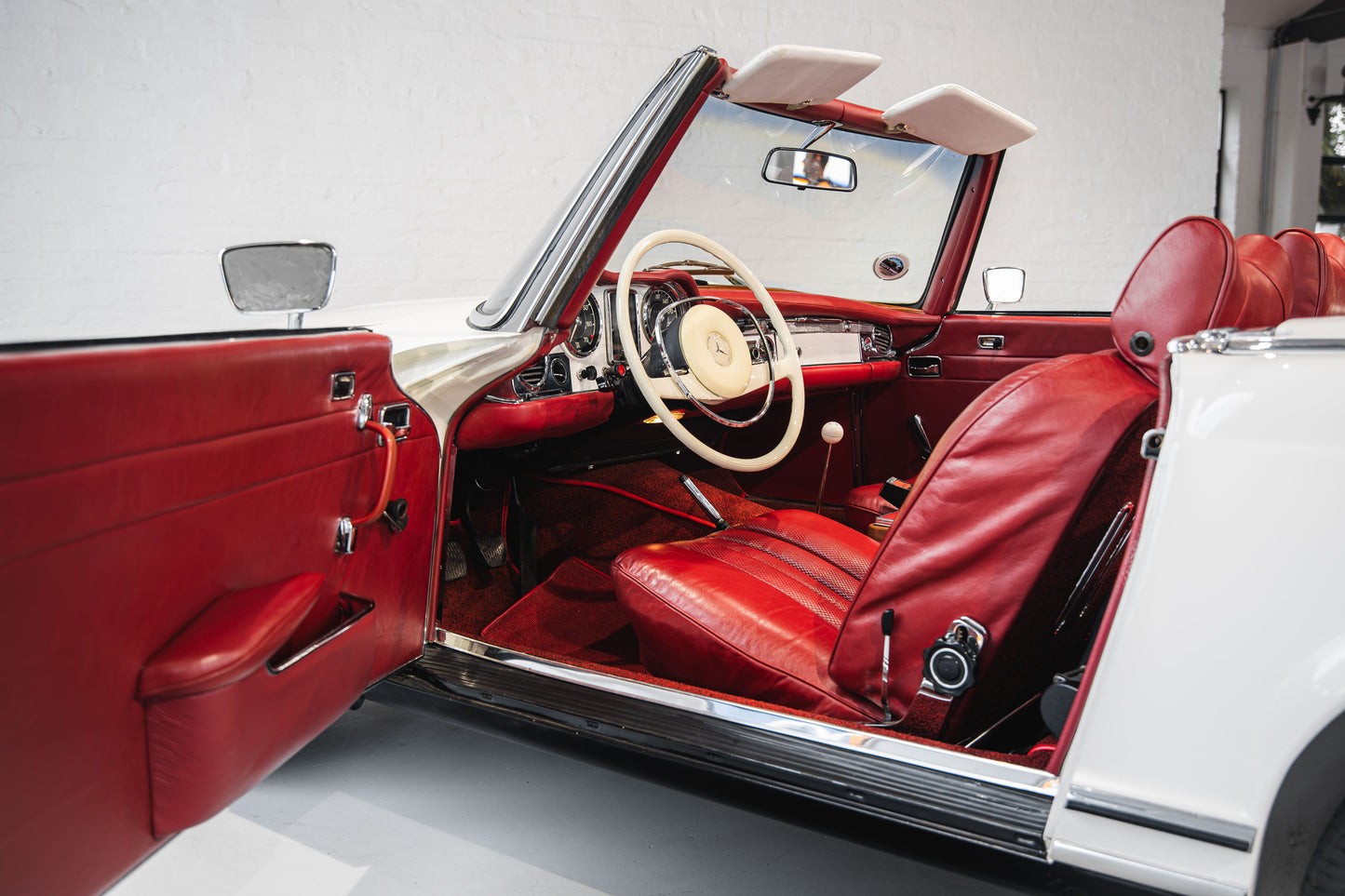 1970 Mercedes Pagoda 280SL - LHD - Manual - 42 542kms showing
