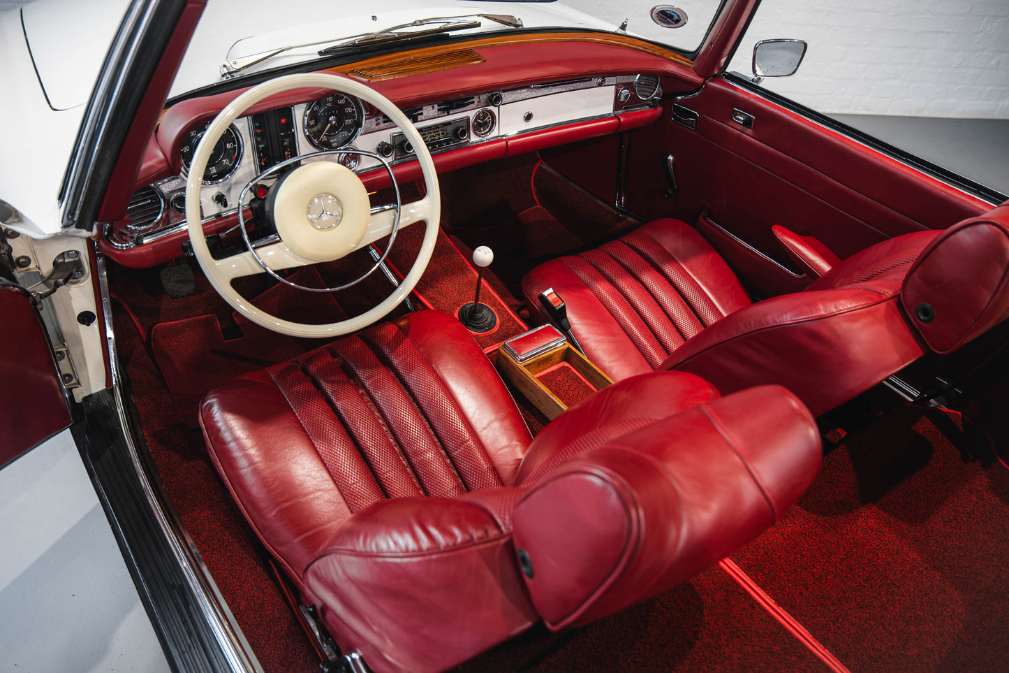1970 Mercedes Pagoda 280SL - LHD - Manual - 42 542kms showing