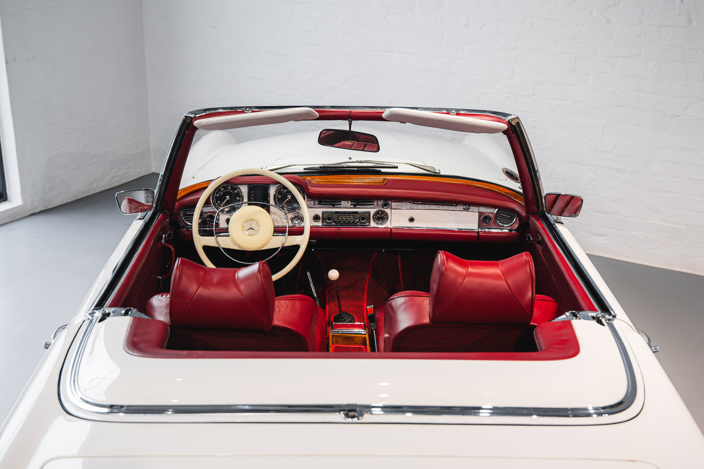 1970 Mercedes Pagoda 280SL - LHD - Manual - 42 542kms showing