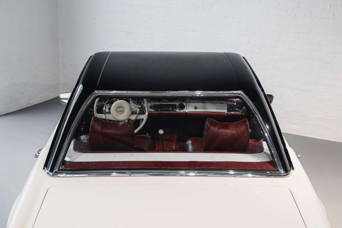 1970 Mercedes Pagoda 280SL - LHD - Manual - 42 542kms showing